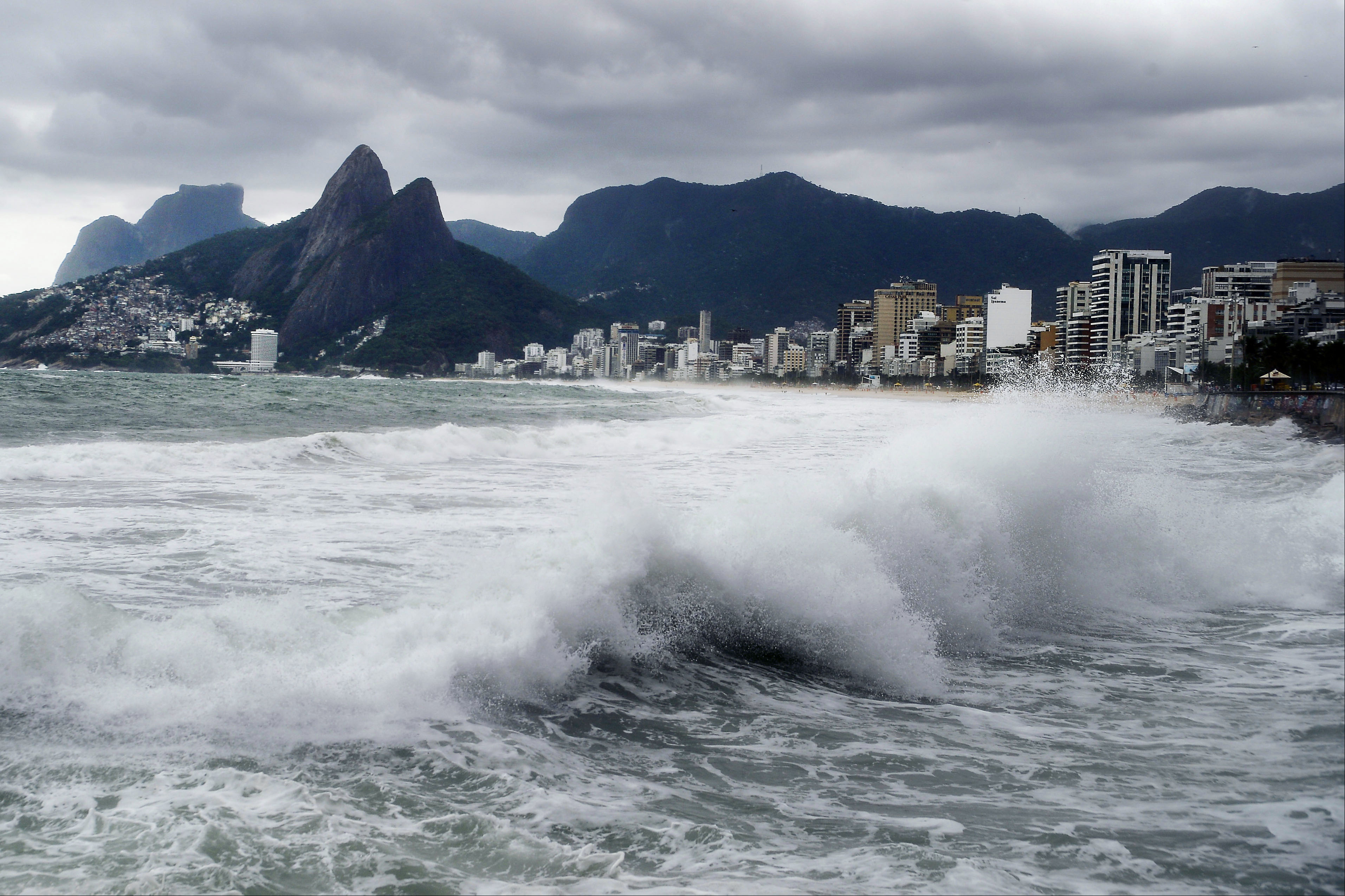 Rio de Janeiro - Frente fria provoca ressaca no mar. Praia do Arpoador, zona sul da cidade (Tânia Rêgo/Agência Brasil)