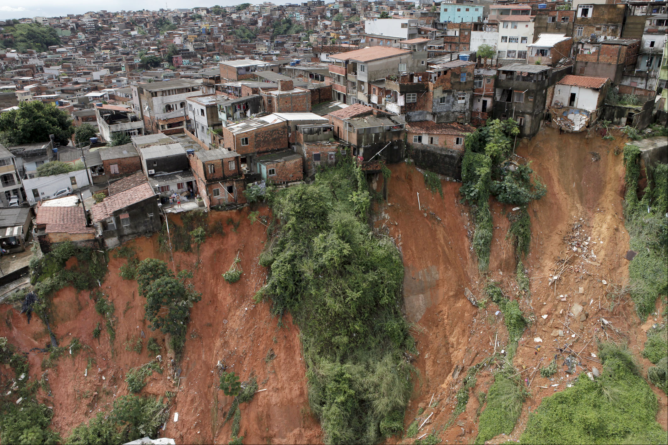 Áreas de Salvador são atingidas pelas fortes chuvas. Na foto, o Bairro do Lobato ( Manu Dias/GOVBA)
