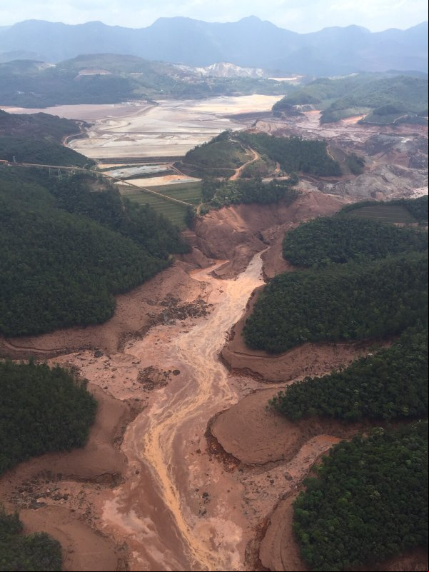 Mariana (MG) - Área afetada pelo rompimento de barragem no distrito de Bento Rodrigues, zona rural de Mariana, em Minas Gerais (Corpo de Bombeiros/MG - Divulgação)