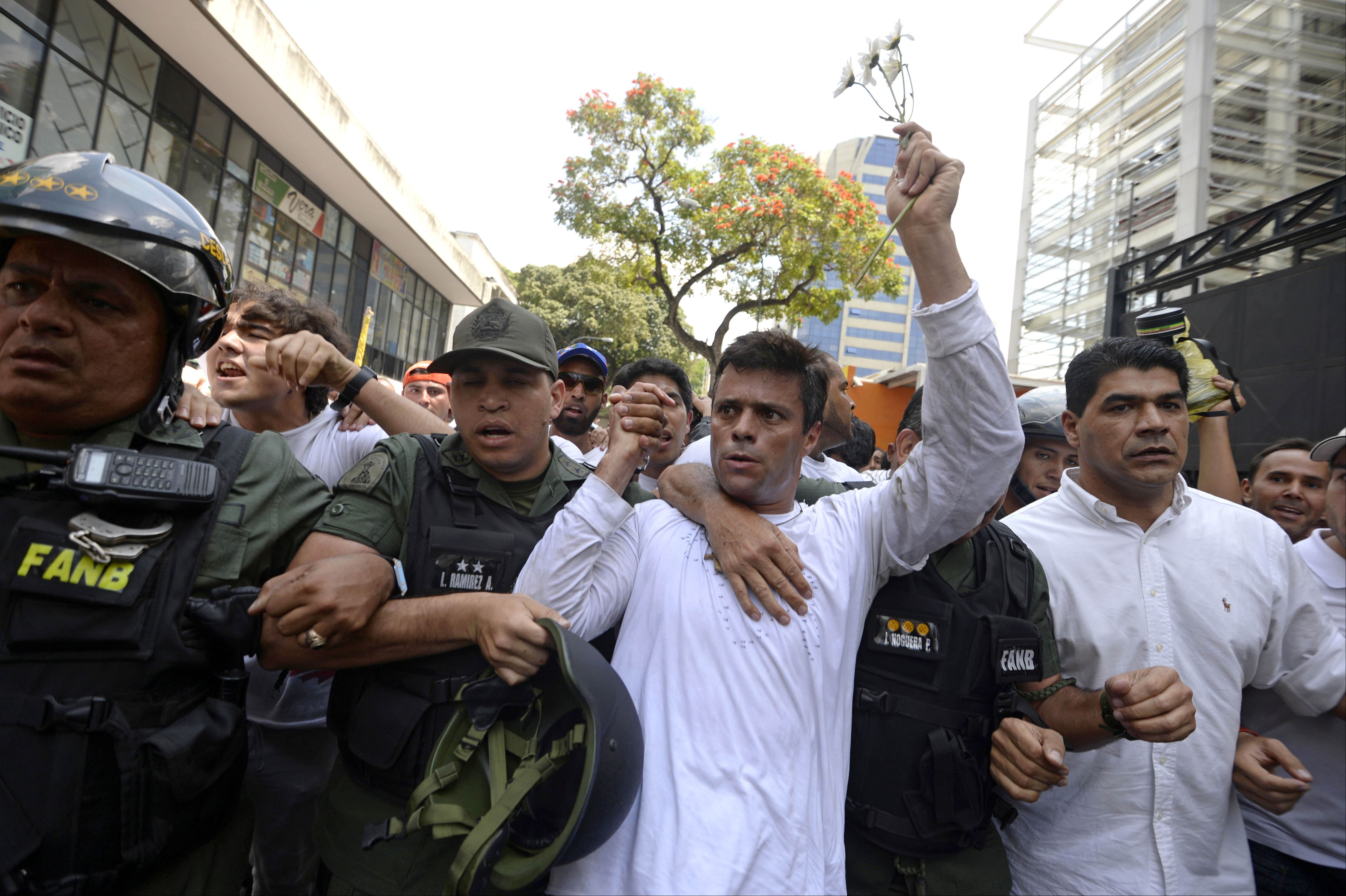 Télam, Caracas-Venezuela 18/02/2014: El dirigente opositor venezolano Leopoldo López (c) se entregó hoy a la Guardia Nacional, ante sus seguidores que cantaron consignas en su apoyo al momento de la detención ocurri