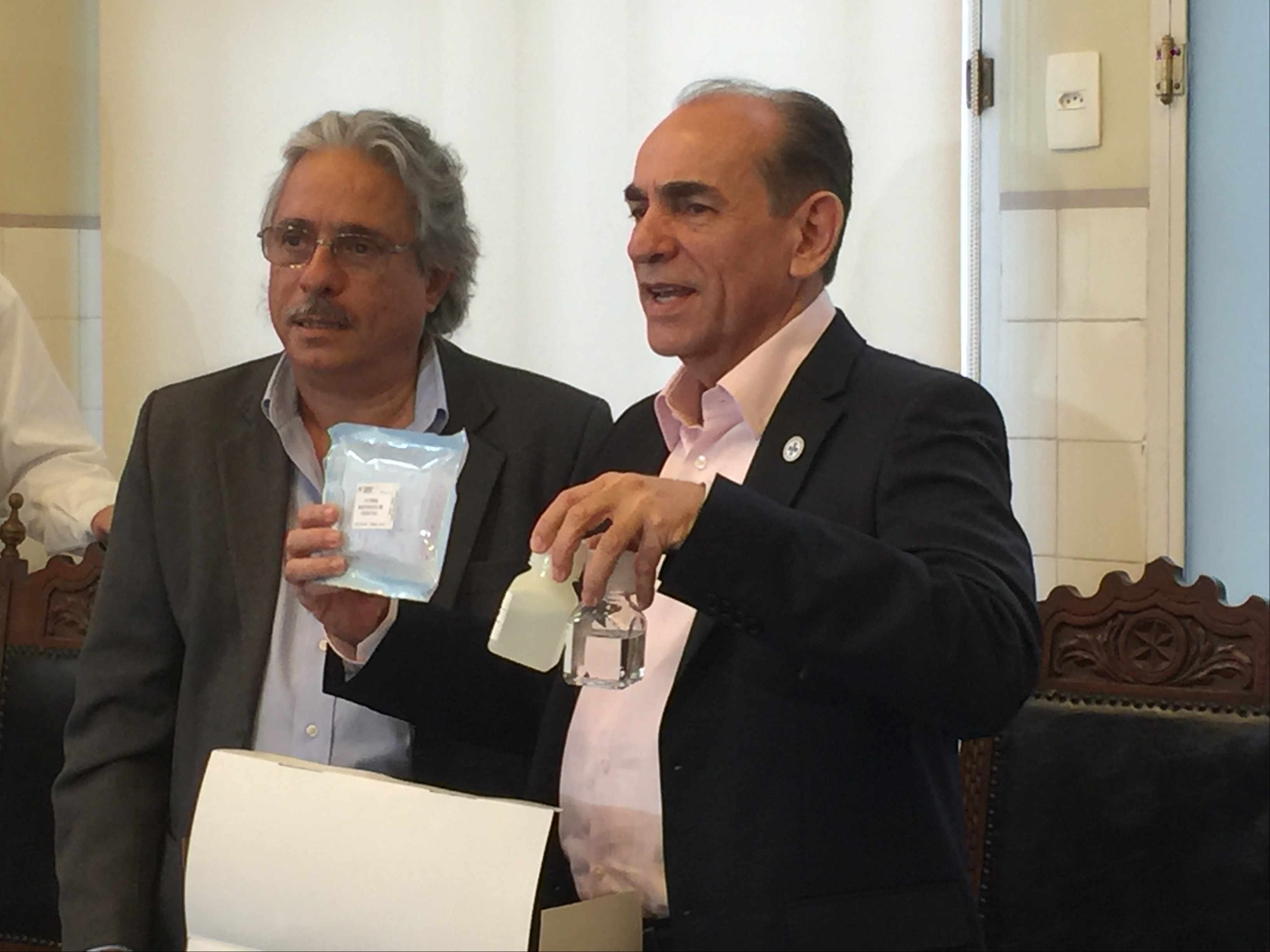 Ministro da Saúde, Marcelo Castro, recebe uma unidade do teste para detecção de dengue, zika e chikungunya